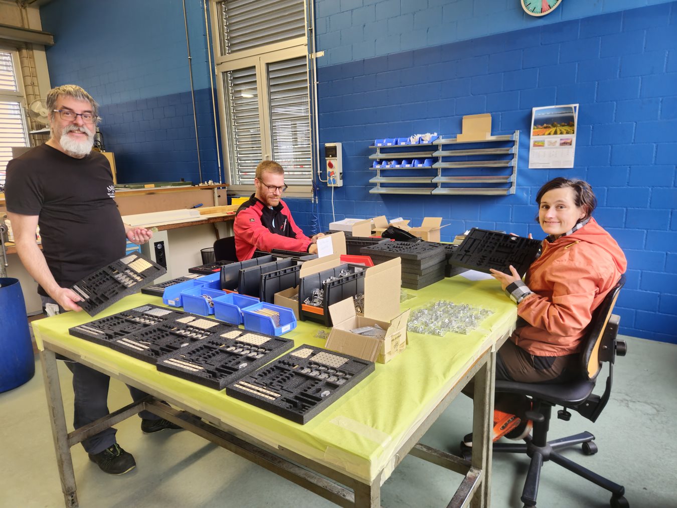 Grundkasten-Produktion im Gehörlosendorf